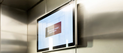Видеоэкран в кабине лифта